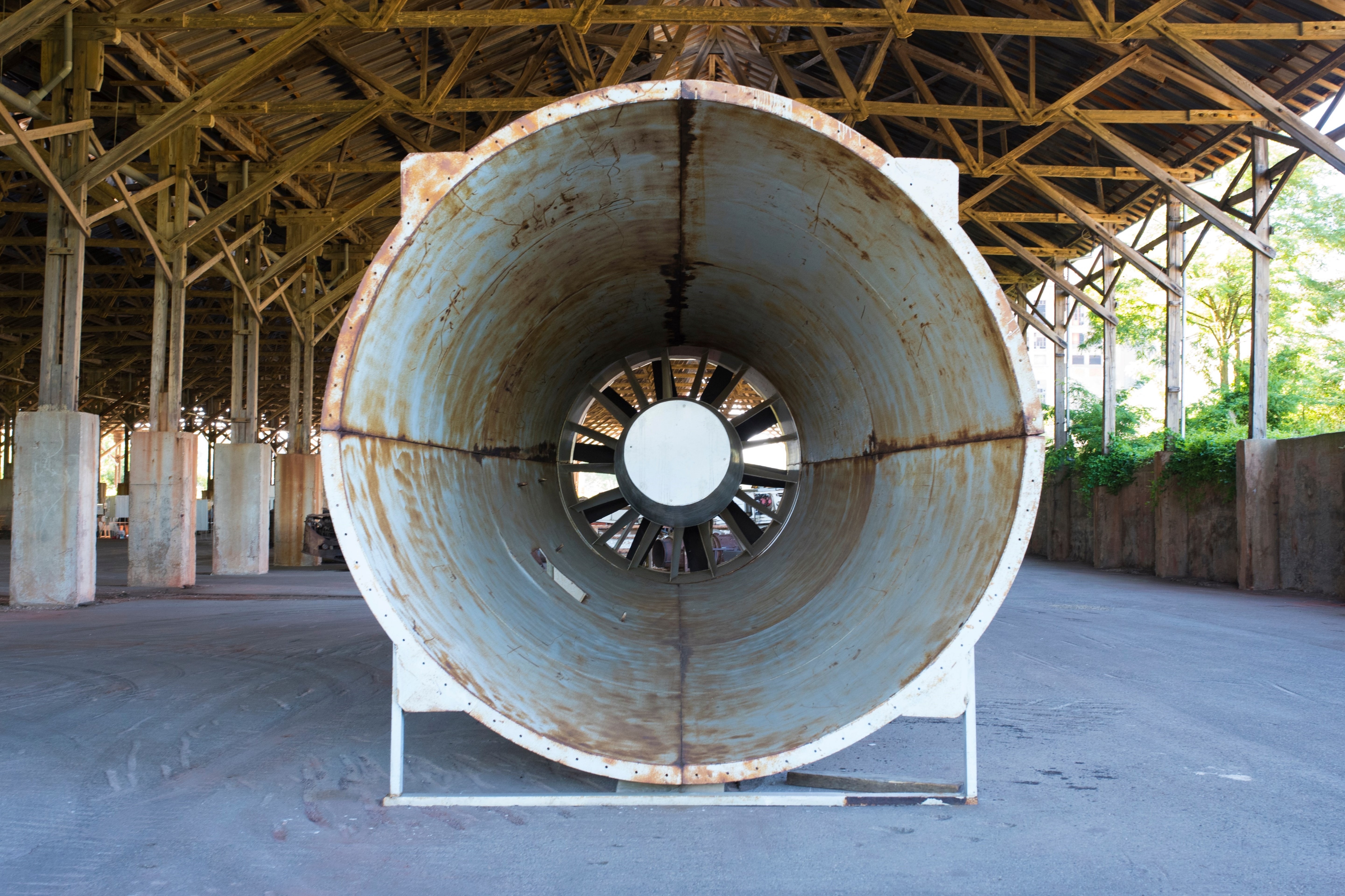 L'image montre une turbine dans un hangar : c'est la soufflerie