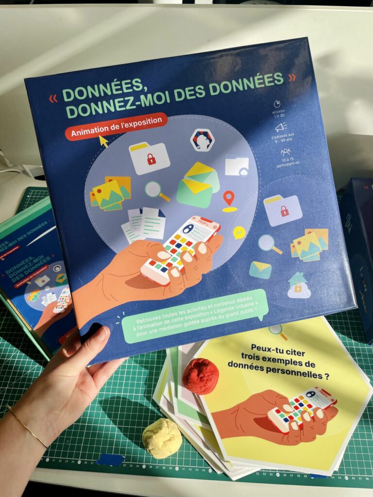 L4image montre une main tenant un livre avec le titre "données, donnez moi des données"