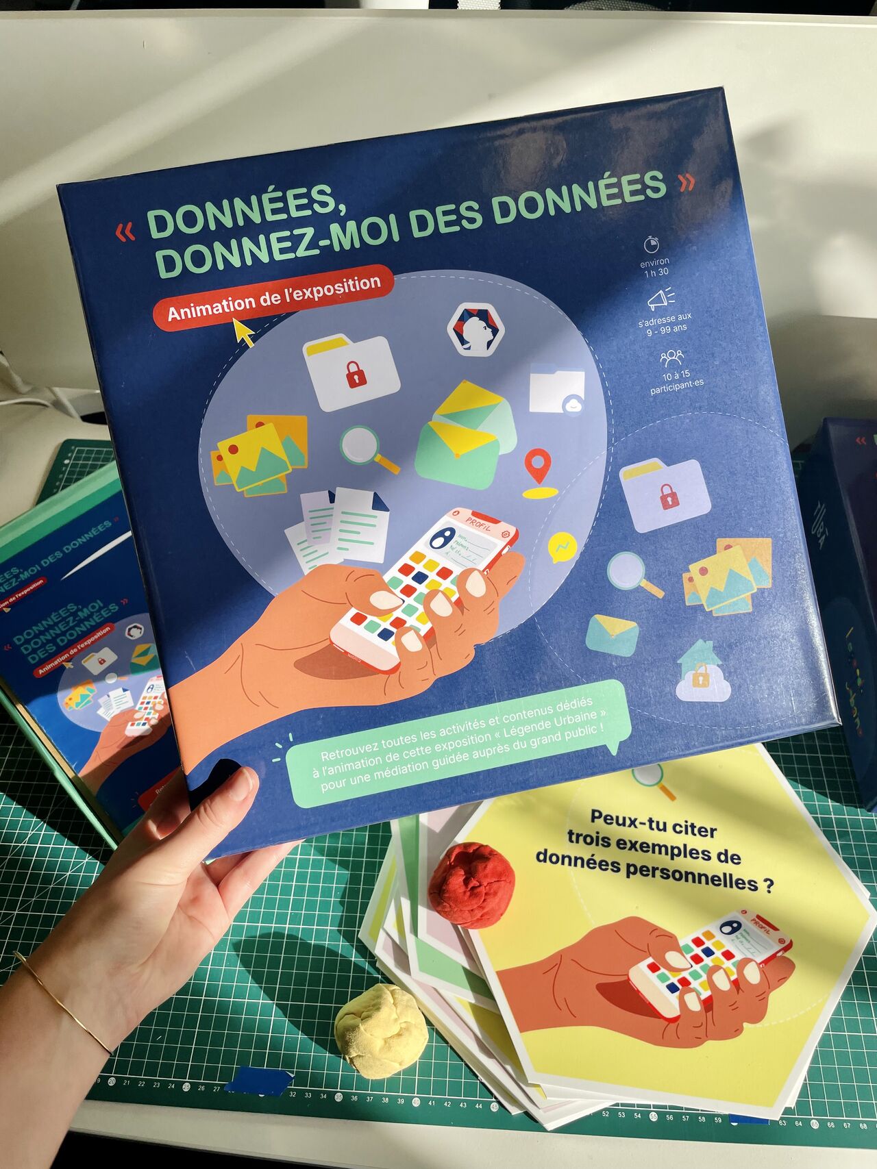 L4image montre une main tenant un livre avec le titre "données, donnez moi des données"