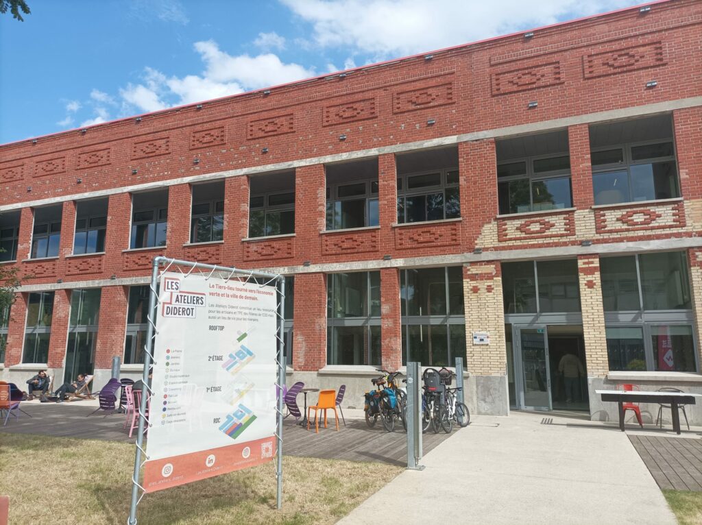 L'image montre une façade de bâtiment industriel en brique
