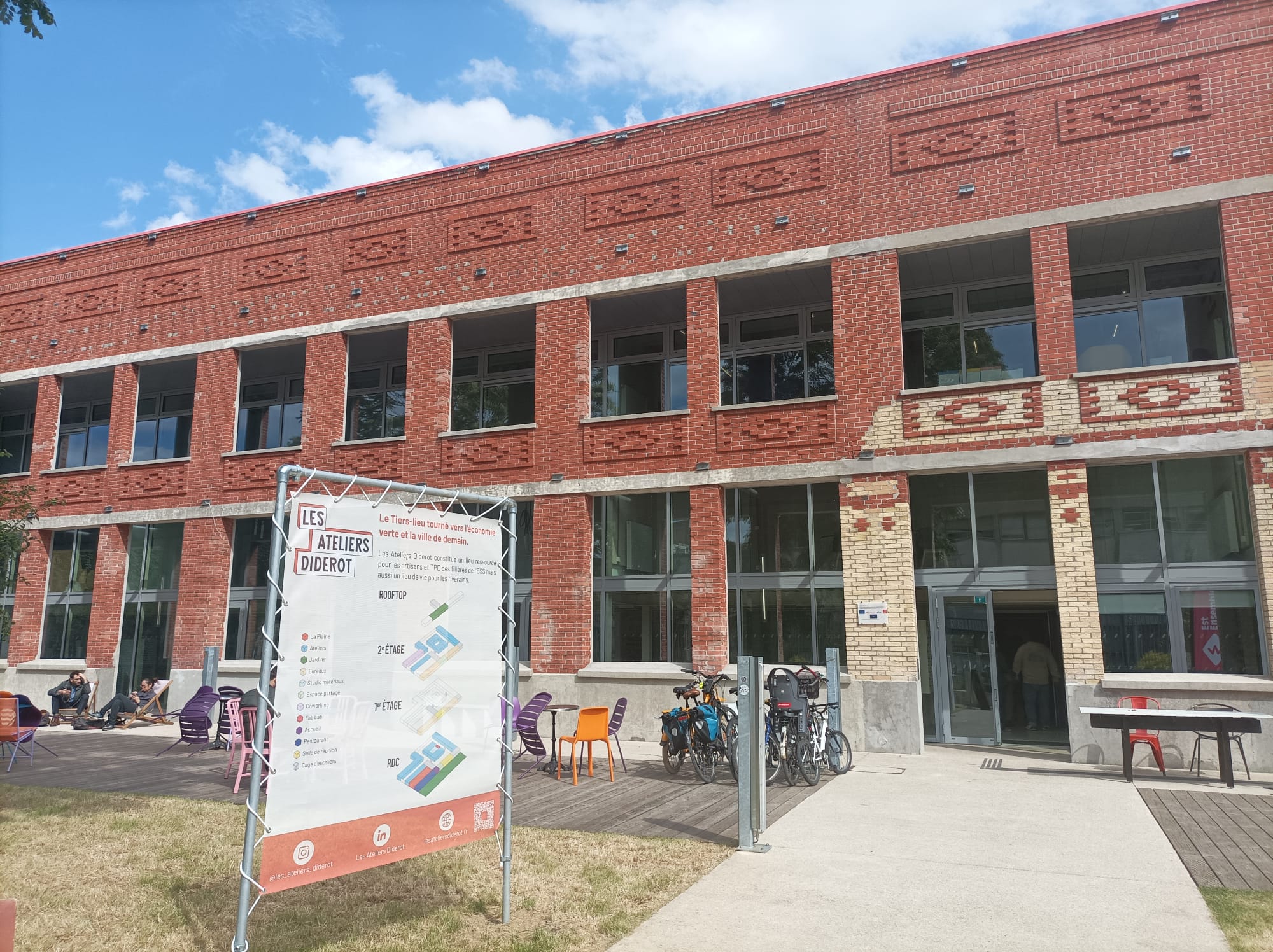 L'image montre une façade de bâtiment industriel en brique