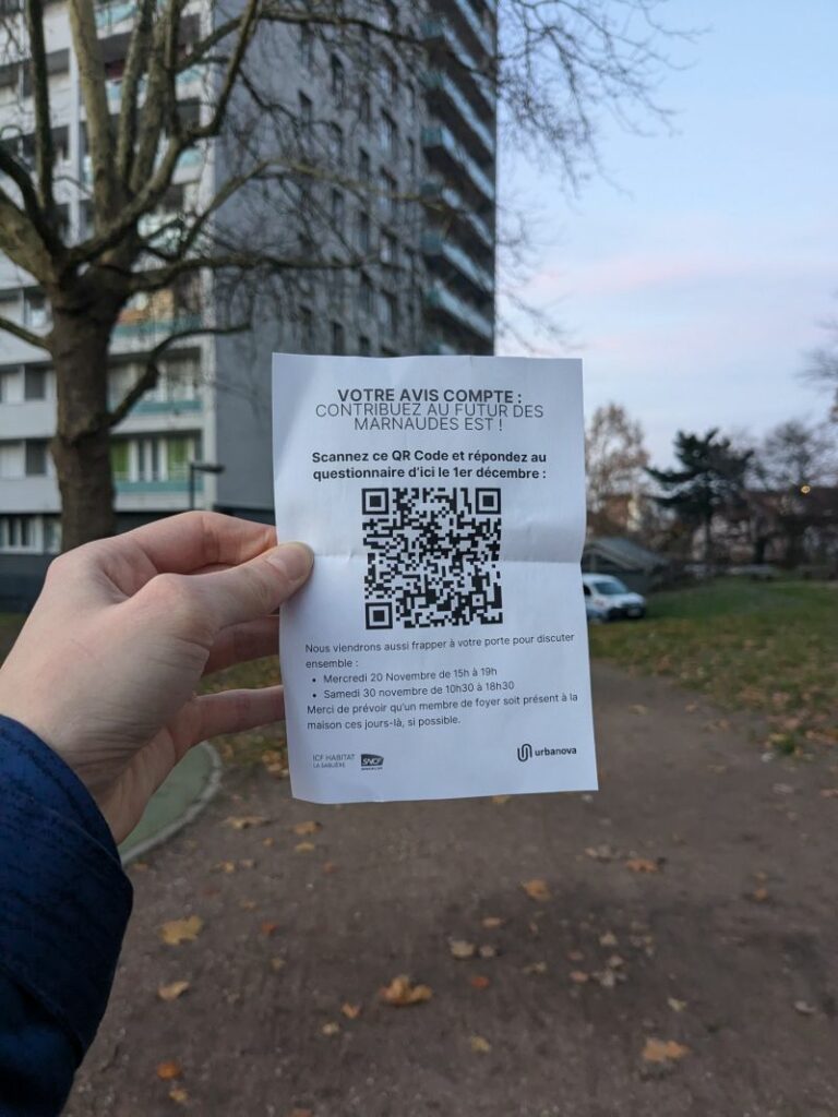 l'image montre unpapier avec un QR codes pour répondre à un questionnaire pour les jabitants